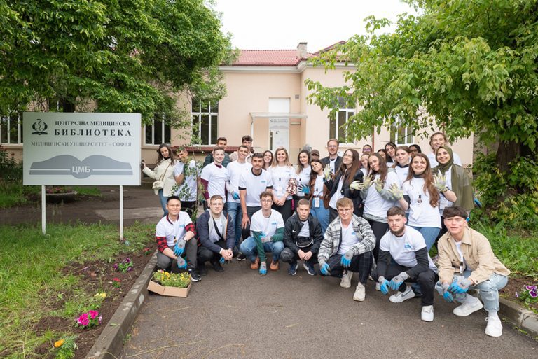 Studentski savet i Studentska mrezha „Vazduh za zdrave“ organiziraha sadene na tsvetya i dravcheta, grupova snimka